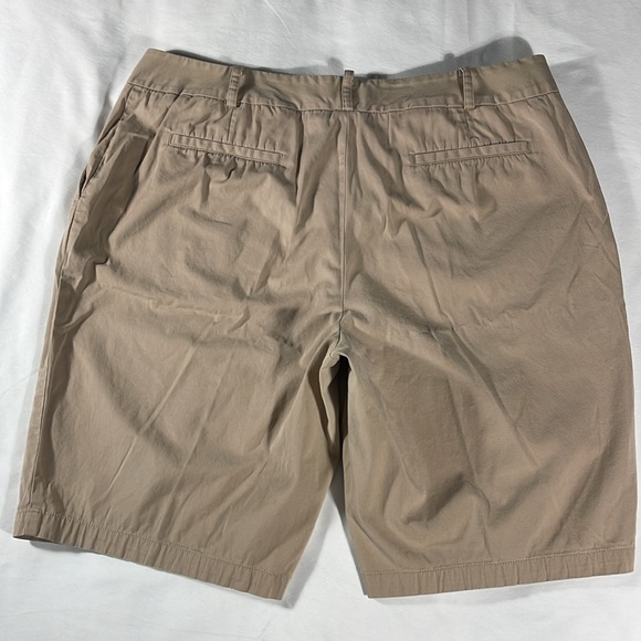 Talbots womens khaki basic flat front 10.5" inseam Bermuda shorts - size 14 - Picture 3 of 9
